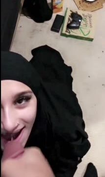 زوجين متحررين ينيكها ويجيب لبنه على بطنها
